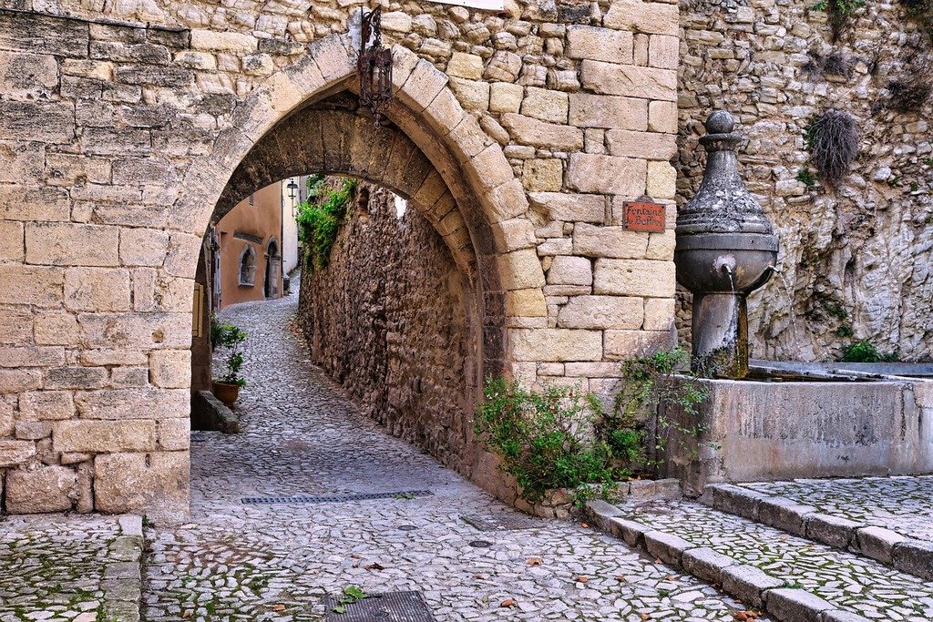 materiaux-anciens-arche-pierres-taille-fontaine
